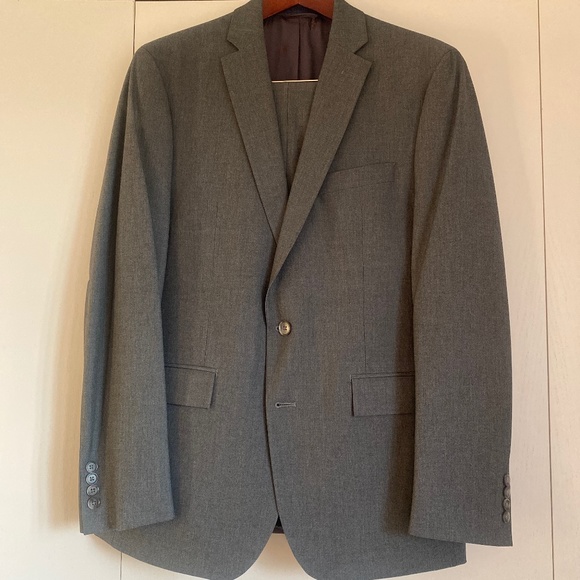 Men’s Suit - Picture 1 of 3